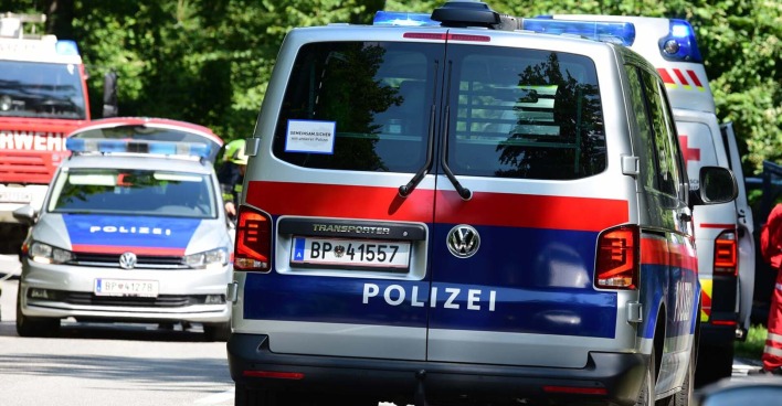 Autos der Polizei bei einem Einsatz.