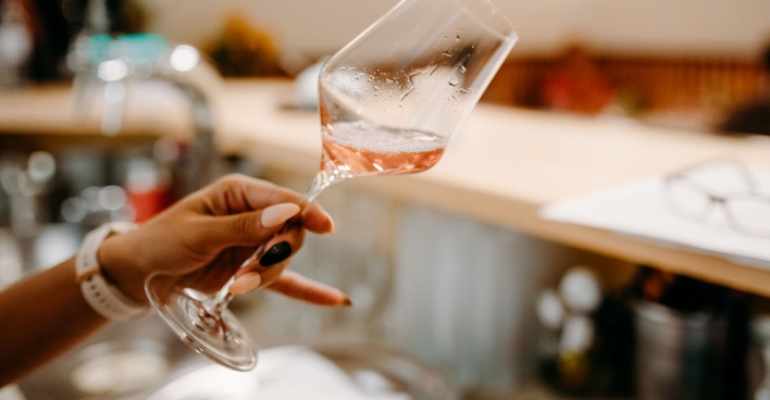 Weinglas mit Rosé-Wein
