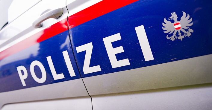 Die Aufschrift "Polizei" auf einem Einsatzwagen