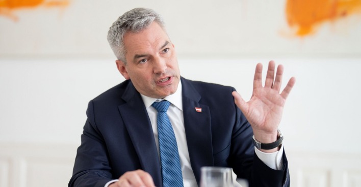 Nehammer gestikulierend im Gespräch