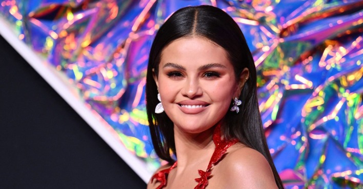 Selena Gomez strahlt im roten Kleid über beide Ohren