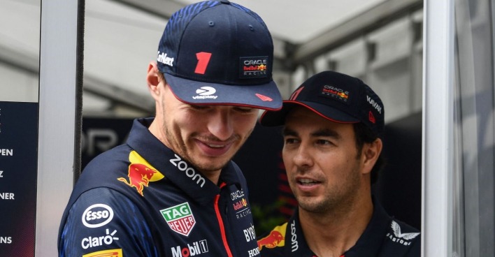Verstappen und Perez abseits der Rennstrecke im Gespräch im Rennanzug