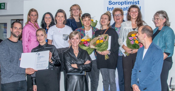 Die Gewinnerinnen des Künstlerinnen-Preises im Kreise der Linzer Soroptimistinnen.