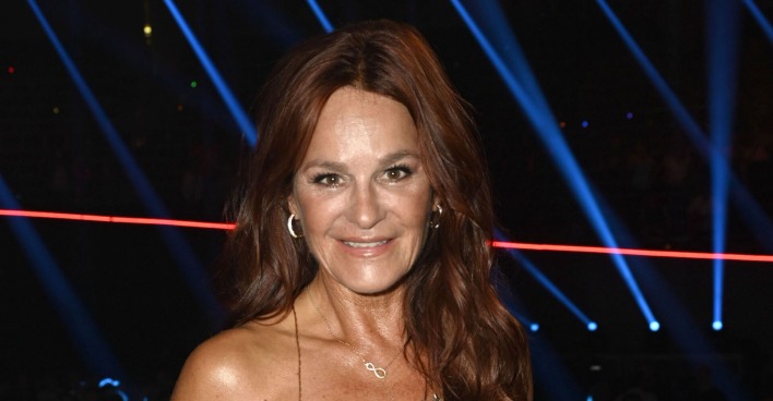 Andrea Berg mit offenen langen Haaren vor einer Lasershow.