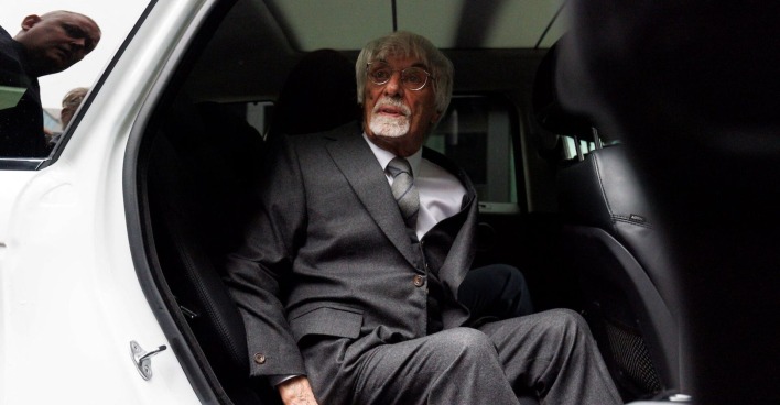 Bernie Ecclestone steigt aus seinem Wagen.