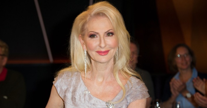 Désirée Nick mit blonden langen Haaren und einem silbernen Kleid.