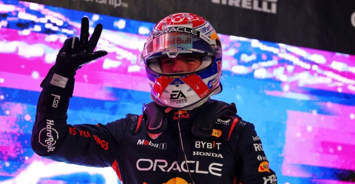 Max Verstappen, im Rennanzug mit Helm zeigt triumphierend 3 Finger in die Luft