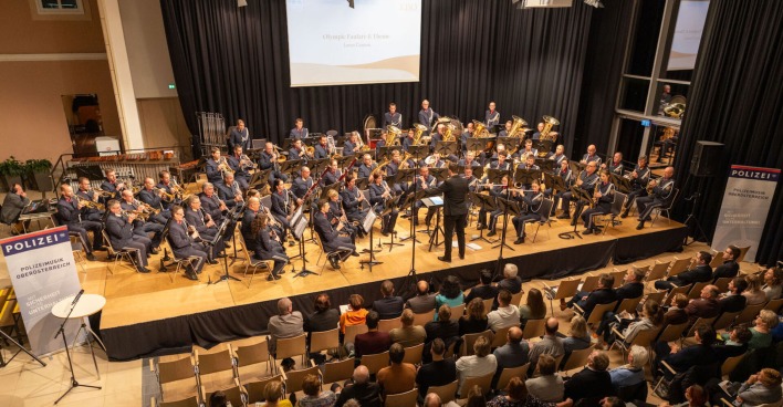 Die Polizemusik OÖ auf der Bühne des Melodiums in Peuerbach
