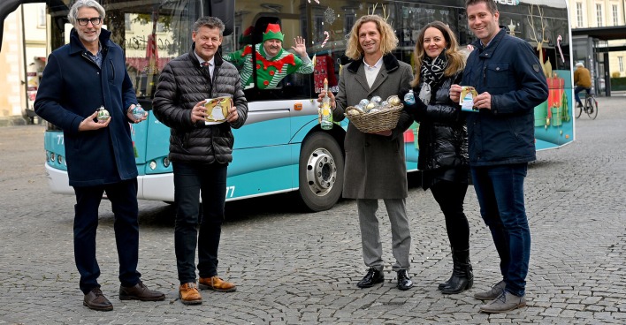 Vertreter der Stadt vor Weihnachtsbus