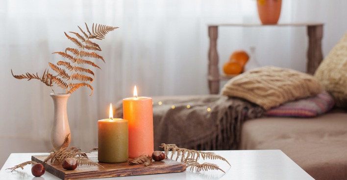 Kerzen auf einem Tisch | Credit: iStock.com/Maya23K