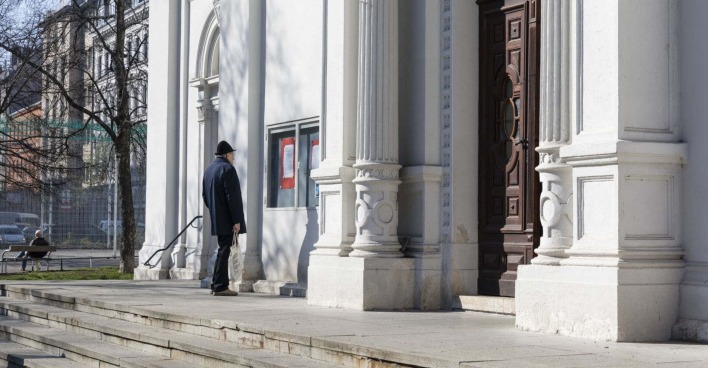Eine Mann steht vor der Keplerkirche in Wien.