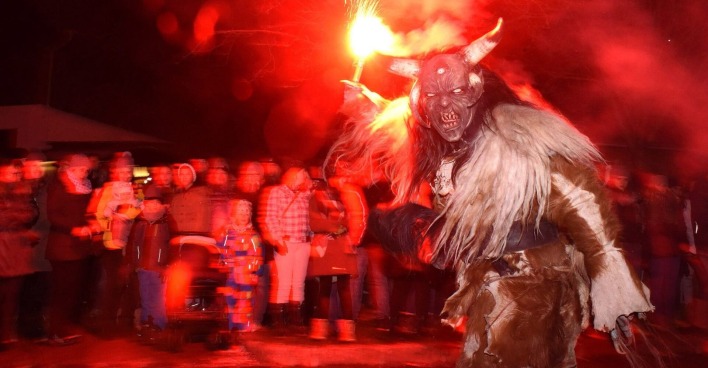 Ein Krampus bei einem Perchtenlauf vor Publikum.
