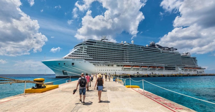 Passagiere gehen auf eine Kreuzfahrtschiff.