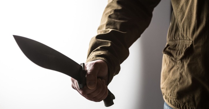 Ein Mann mit einer Machete in der Hand.