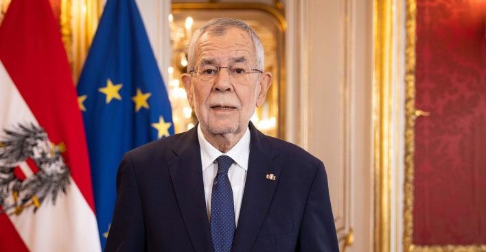 Alexander Van der Bellen vor dem offiziellen Setting einer TV-Ansprache in der Hofburg