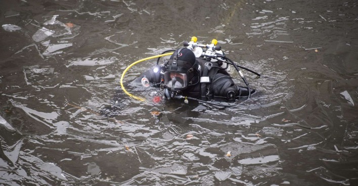 Ein Taucher in einem Fluss.