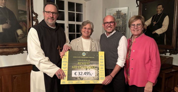 Abt Vinzenz Wohlwend, Ideengeberin Andrea Helbok, Bürgermeister Michael Ritsch und Präsidentin Marie-Luise Dietrich bei der Scheckübergabe.