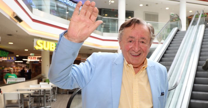 Richard Lugner in einem hellblauen Sakko und einem gelben Hemd.