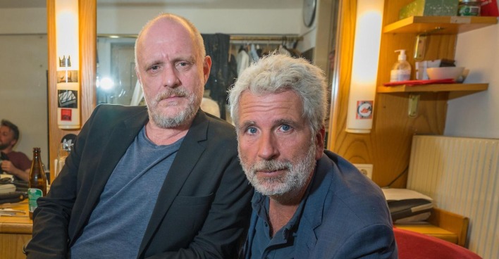 Stermann und Grissemann im Backstage. Sie tragen dunkelgraue Anzüge.