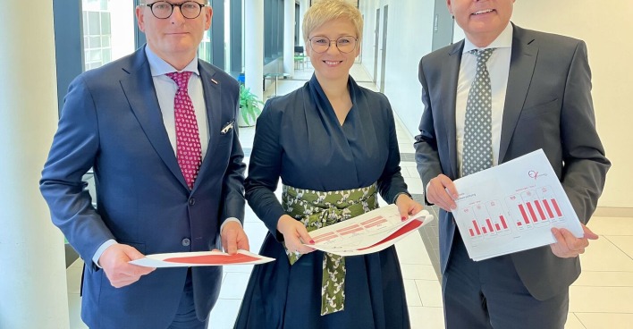 WKOÖ-Direktor Gerald Silberhumer, WKOÖ-Präsidentin Doris Hummer, GF-Economica Christoph Schneider