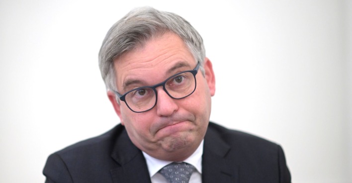 Magnus Brunner verzieht das Gesicht