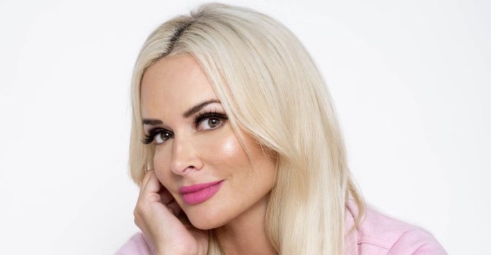 Daniela Katzenberger mit blonden offenen Haaren und viel Make-Up.