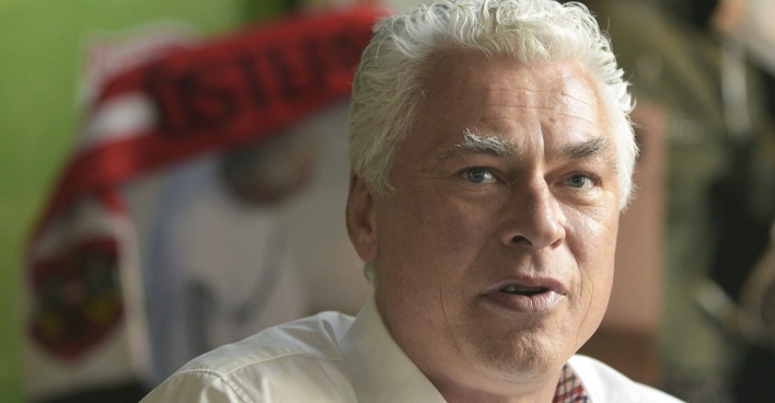Toni Polster trägt kurze weiße Haare und ein weißes Hemd.