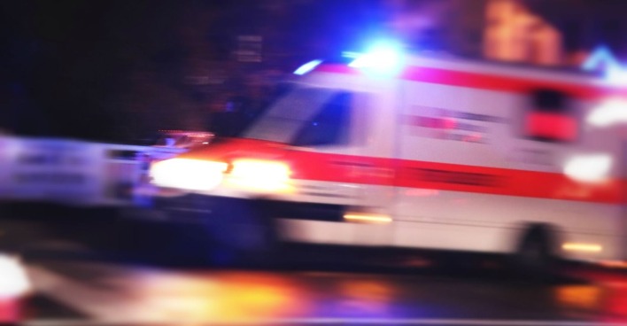 Eine Notarztwagen mit Blaulicht im nächtlichen Einsatz.