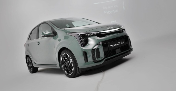 Der Kia picanto präsentiert zum Modelljahr 2024 mit markantem neuen Front- und Heckdesign.