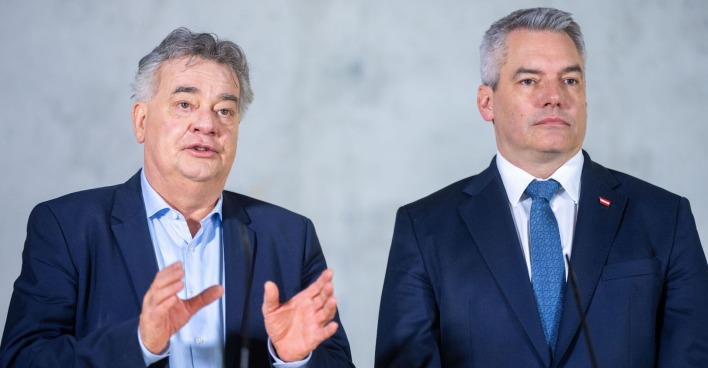 Vizekanzler Werner Kogler und Bundeskanzler Karl Nehammer bei der gemeinsamen Pressekonferenz zum Baupaket