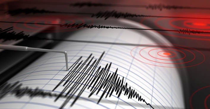 Ein Seismograf schlägt aus, darüber gelegt symbolische Hotspots eines Erdbebens.