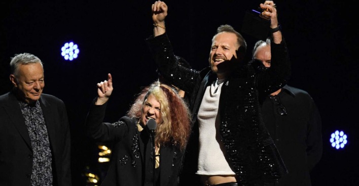 Markus Illko freut sich mit den Co-Siegern über den Grammy | Credit: VALERIE MACON / AFP / picturedesk.com