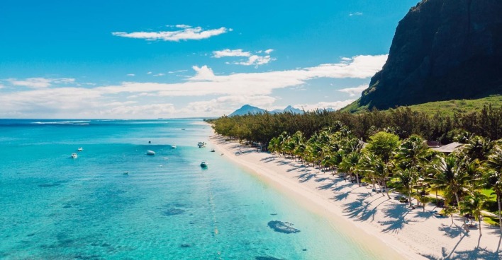 Traumstrand auf Mauritius mit türkisblauem Meer und Palmen.