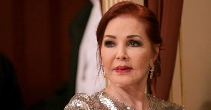 Priscilla Presley in einer Loge am Opernball.