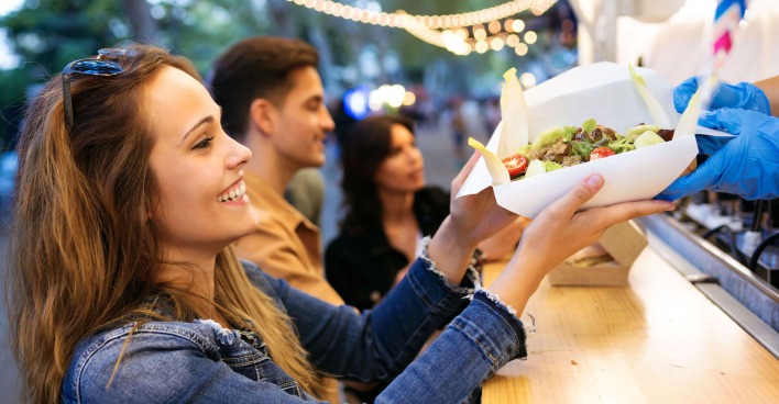 Frau erhält Essen bei Foodtruck