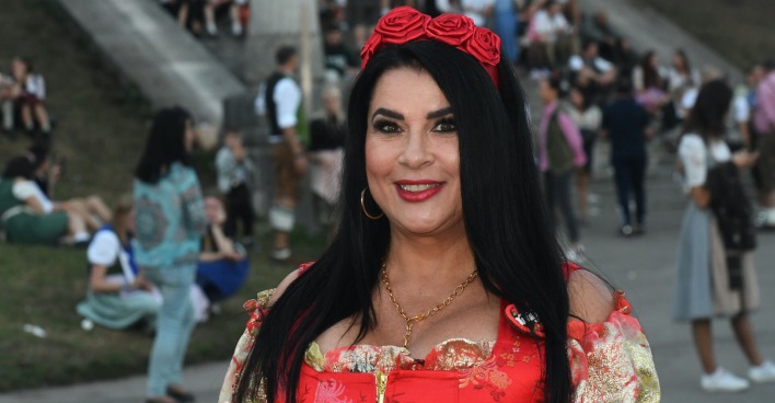 Iris Klein mit einem Dirndl und einem roten Haarschmuck.