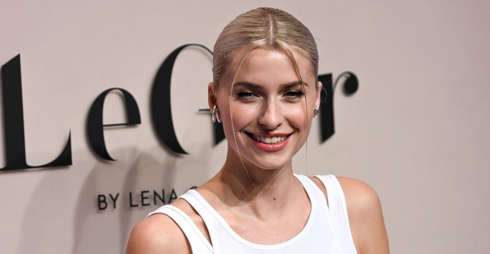 Model und Designern Lena Gercke vor dem Logo ihres Brands "LeGer by Lena Gercke"
