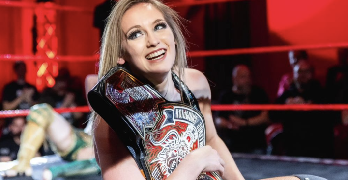 Blonde Frau im Wrestling-Ring