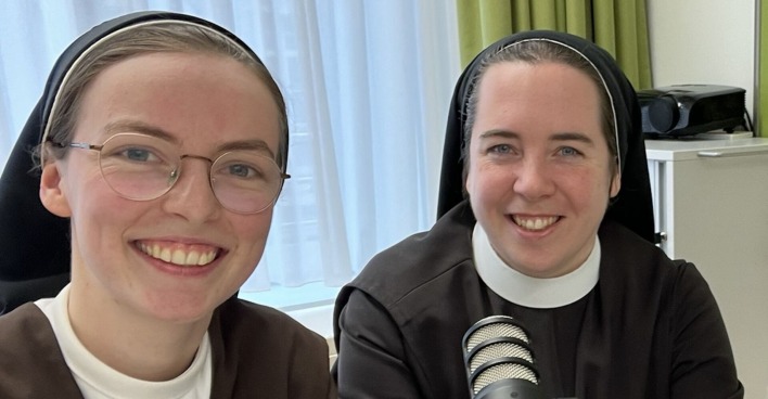 Zwei Klosterfrauen vor Podcast Equipment.