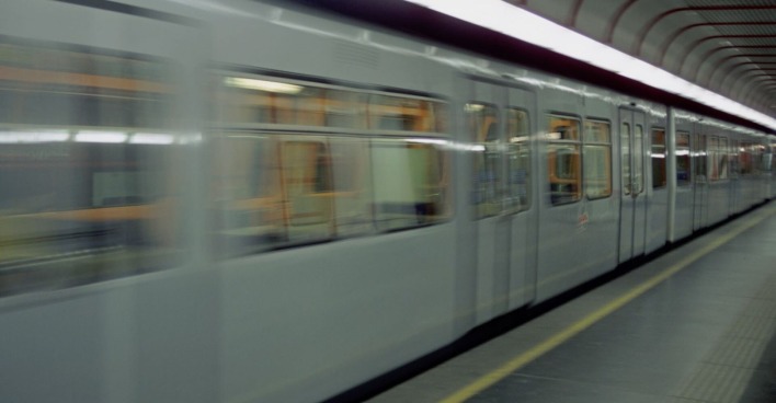 Abfahrende U-Bahn in Wien