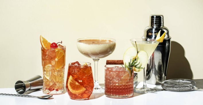 Verschiedene Cocktailgläser, die mit verschiedenen Arten von Cocktails gefüllt sind.