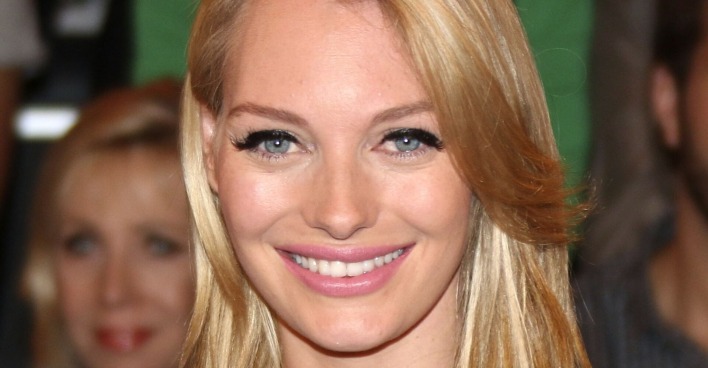 Laura Weyel mit offenen blonden Haaren.