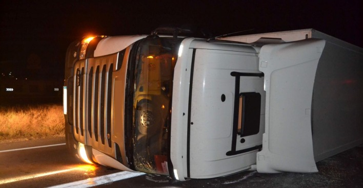 Ein umgekippter Lastwagen auf der Straße