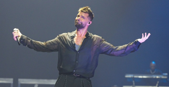 Ricky Martin auf der Bühne mit einem schwarzen Hemd.