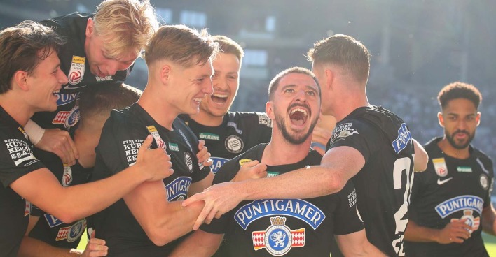 Sturm-Spieler Otar Kiteishvili wird von seinen Mannschaftskollegen bejubelt