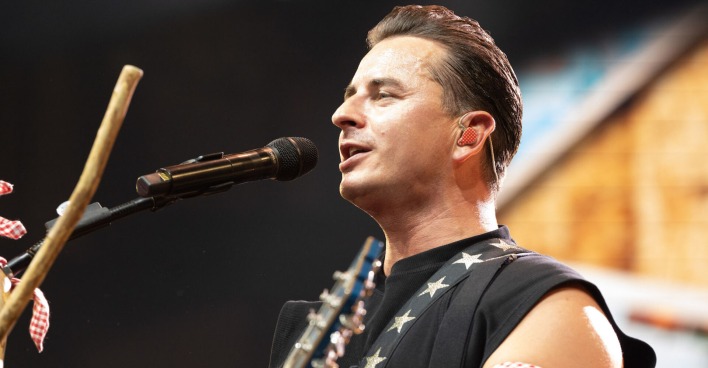 Andreas Gabalier mit einem Mikrofon auf der Bühne.