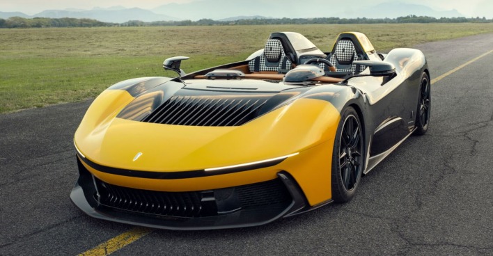 Der Pininfarina B95, ein gelb-schwarzes, sportliches Cabrio, auf einer Landstraße
