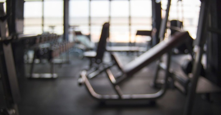 Düstere Aufnahme eines Fitnesstudios.