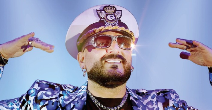 Gigi D'Agostino bei einem Auftritt mit Kapitänsmütze