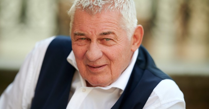 Heinz Hoenig in einem weißen Hemd mit einer dunklen Weste.